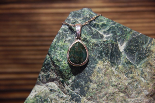 Pendentif en argent 925 - Jade Omphacite alpin de Saas Fée ( Valais )