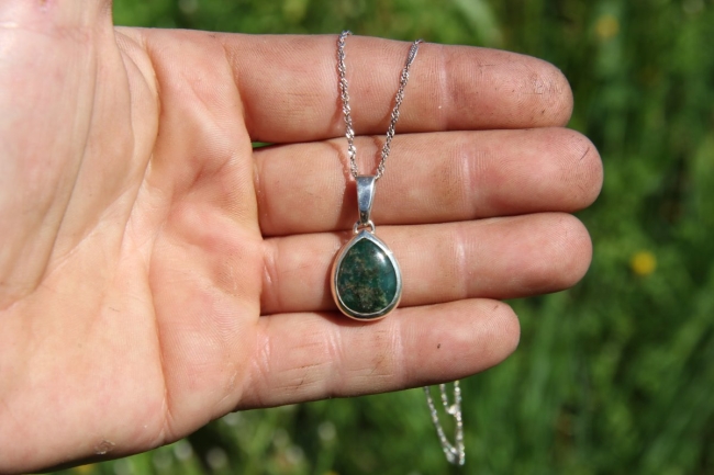 Pendentif en argent 925 - Jade Omphacite alpin de Saas Fée ( Valais )