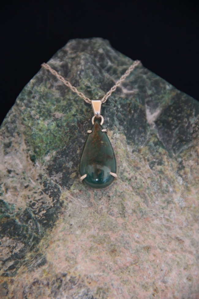 Pendentif en argent 925 - Jade Omphacite alpin de Saas Fée ( Valais )