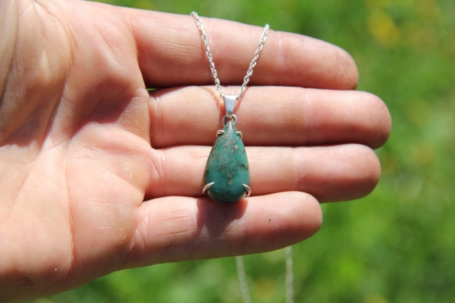 Pendentif en argent 925 - Jade Omphacite alpin de Saas Fée ( Valais )